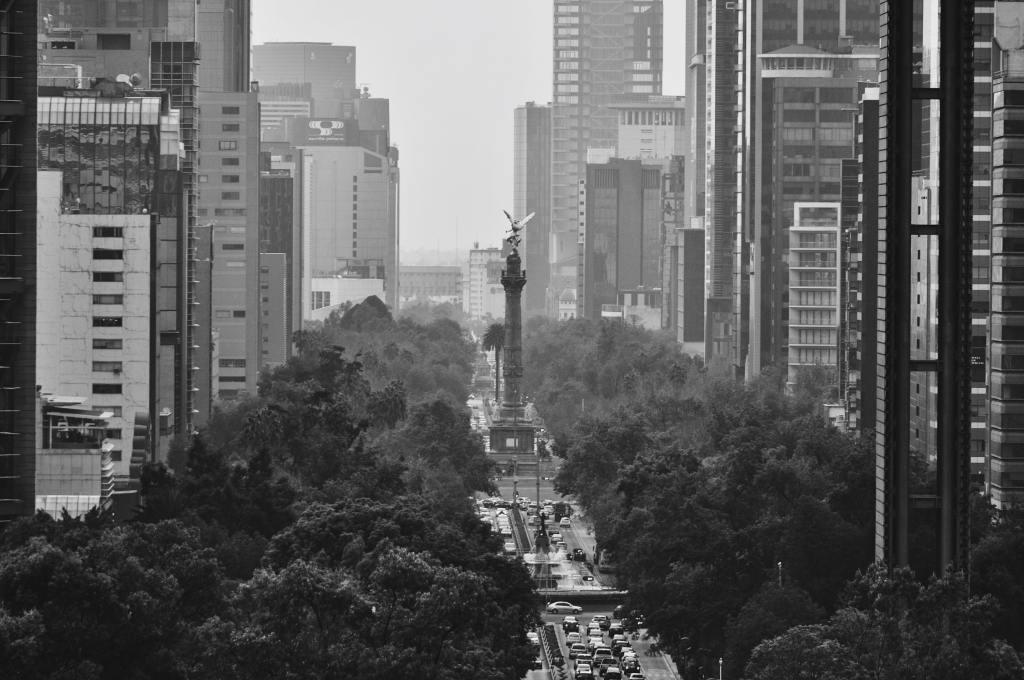 Photo of Mexico City Reforma by Pablo Clemente